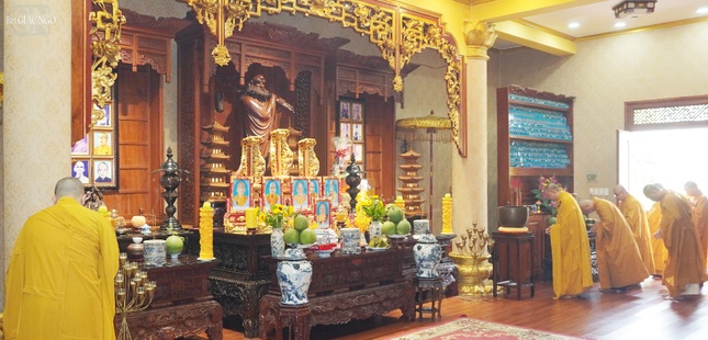 Chư hành giả đảnh lễ lịch đại Tổ sư tại Tổ đường, tiếp đó chư Tăng tuần tự trang nghiêm tại chánh điện thực hiện thời sám hối buổi sáng tại trường hạ chùa Minh Đạo