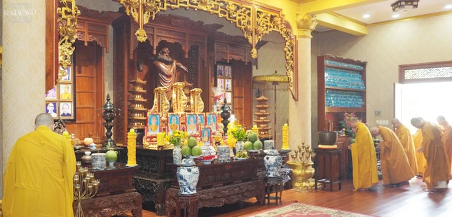 Chư hành giả đảnh lễ lịch đại Tổ sư tại Tổ đường, tiếp đó chư Tăng tuần tự trang nghiêm tại chánh điện thực hiện thời sám hối buổi sáng tại trường hạ chùa Minh Đạo