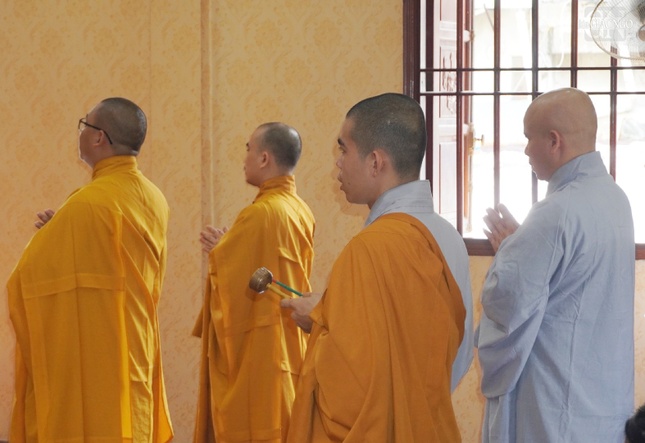 Thời khóa của trường hạ mỗi ngày, bắt đầu lúc 3 giờ 30 thức chúng, sau đó là: công phu khuya, tiểu thực, chấp tác, sám hối, cúng ngọ, quá đường, kinh hành, công phu chiều, dược thạch, tọa thiền… và kết thúc thời khóa một ngày với giờ chỉ tỉnh lúc 21 giờ