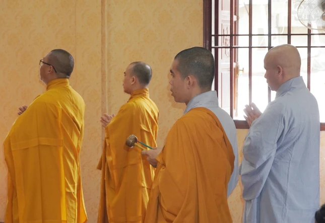 Thời khóa của trường hạ mỗi ngày, bắt đầu lúc 3 giờ 30 thức chúng, sau đó là: công phu khuya, tiểu thực, chấp tác, sám hối, cúng ngọ, quá đường, kinh hành, công phu chiều, dược thạch, tọa thiền… và kết thúc thời khóa một ngày với giờ chỉ tỉnh lúc 21 giờ