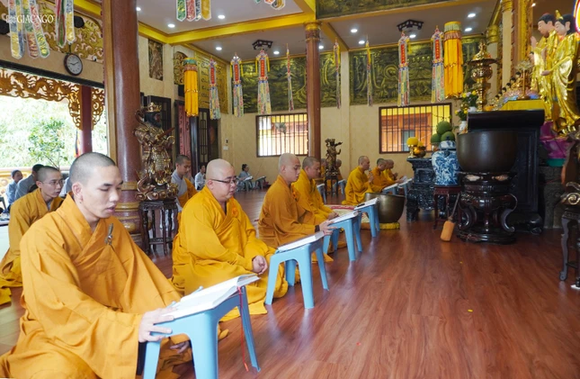 Trong ba tháng an cư, hành giả dành hết thời gian công phu tụng kinh, bái sám, kinh hành niệm Phật, thiền quán để rèn luyện sức khỏe, phạm tướng trang nghiêm, sống đời tu học