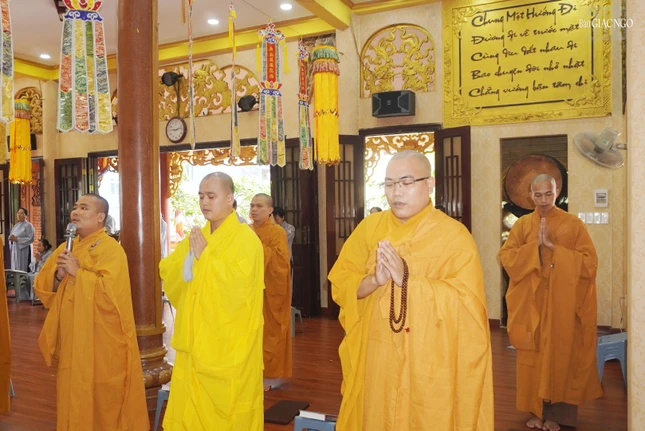 Đại đức Thích Minh Ân, Hóa chủ trường hạ Minh Đạo cho biết ở trường hạ có 76 hành giả an cư, trong đó 39 vị nội thiền