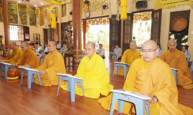 Chúng Tăng hướng dẫn nhau tu học và hướng dẫn cho cư sĩ cùng tu học