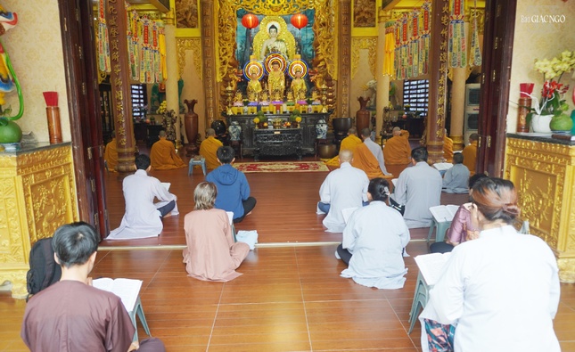 Tại trường hạ Minh Đạo ngoài sự tu học của chư Tăng, còn có Phật tử về tham dự thời khóa sám hối