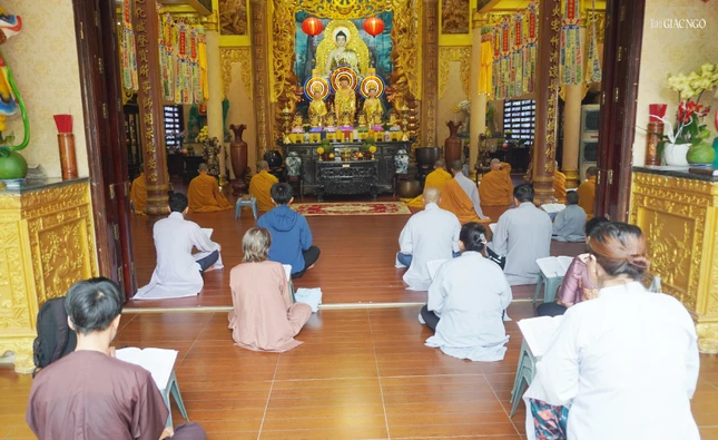 Tại trường hạ Minh Đạo ngoài sự tu học của chư Tăng, còn có Phật tử về tham dự thời khóa sám hối