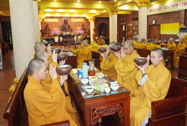 Sau thời quá đường sẽ là thời khóa kinh hành