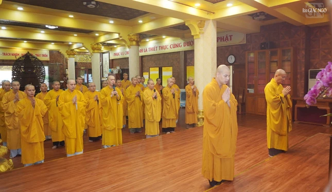 Mỗi nửa tháng sẽ có họp chúng thiền trà một lần. Chư hành giả có những thắc mắc, đóng góp ý kiến, trình bày lên Ban Chức sự để kịp thời chia sẻ, hỗ trợ cho hành giả