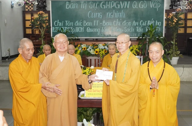 Trao cúng dường đến Hòa thượng Thiền chủ trường hạ chùa Huỳnh Kim