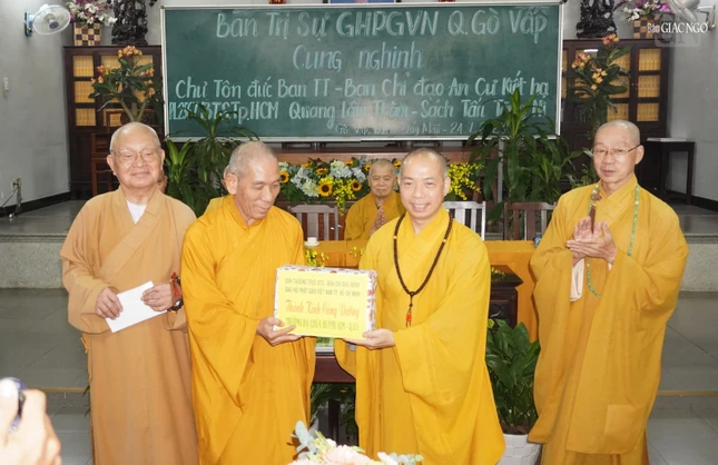 Thượng tọa Thích Giác Trí, Hóa chủ trường hạ chùa Huỳnh Kim đón nhận cúng dường của Ban Trị sự GHPGVN TP.HCM