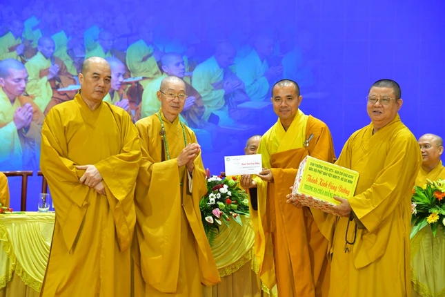 Trao cúng dường đến trường hạ chùa Hoằng Pháp