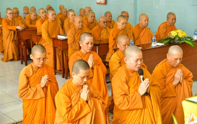 Đoàn thăm và cúng dường tại trường hạ tịnh xá Ngọc Điểm, H.Hóc Môn