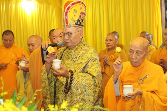 Chư tôn giáo phẩm cử hành nghi thức sái tịnh