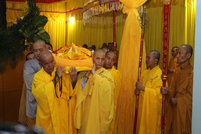 Môn đồ pháp quyến cung thỉnh nhục thân Trưởng lão Hòa thượng Thích Giác Minh đến Giác linh đường nhập kim quan