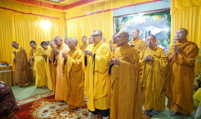 Ban Trị sự GHPGVN H.Hàm Tân do Thượng tọa Thích Đạt Ma Khế Định, Phó ban Trị sự GHPGVN tỉnh Bình Thuận, Trưởng ban Trị sự GHPGVN H.Hàm Tân làm trưởng đoàn, cùng Tăng Ni Ban Trị sự GHPGVN H.Hàm Tân thành kính dâng hương tưởng niệm Trưởng lão Hòa thượng Thích Giác Minh