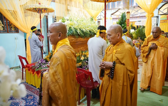 Thượng tọa Thích Đạt Ma Khế Định, Trưởng ban Trị sự GHPGVN H.Hàm Tân, cùng chư tôn đức nhiễu hữu kim quan