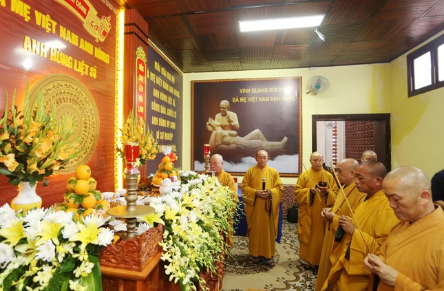 Chư tôn đức tưởng niệm và thực hiện nghi thức an vị tại nhà truyền thống