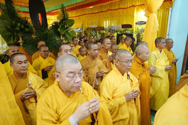 Chư tôn đức Ban Thường trực Ban Trị sự GHPGVN tỉnh Bình Thuận và các ban ngành thành kính tưởng niệm Giác linh trưởng lão Hòa thượng Thích Giác Minh