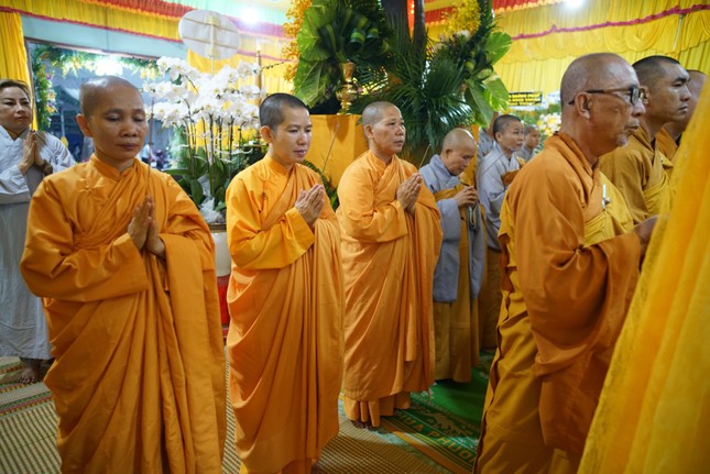 Chư Tăng Ni Phật giáo H.Hàm Tâm thành kính dâng hương tưởng niệm