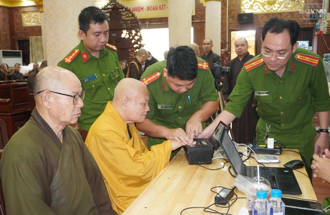 Hòa thượng Thích Thiện Nhơn được cán bộ hướng dẫn và thực hiện đăng ký kích hoạt và sử dụng tài khoản định danh điện tử (VNeID)