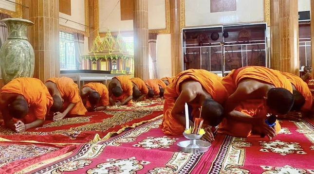 Trước khi bắt đầu mùa An cư kiết hạ, chư Tăng Phật giáo Nam tông Khmer tỉnh Vĩnh Long đều vân tập về chùa Phù Ly 2 để đảnh lễ vấn an đến chư tôn đức