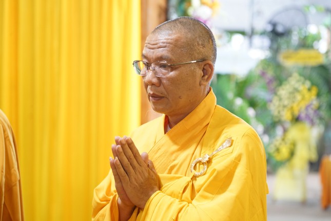 Thượng tọa Thích Thông Triêm thay mặt Ban Tổ chức tang lễ cảm tạ tri ân chư tôn đức Hội đồng Trị sự đến viếng tang