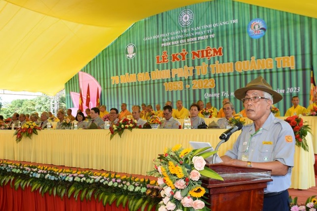 Huynh trưởng cấp Tấn Tâm Ấn - Hoàng Thúc Quyền Trưởng Phân ban Gia đình Phật tử tỉnh phát biểu khai mạc