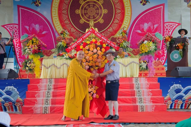Thượng tọa Thích Thiện Pháp, Trưởng ban Trị sự GHPGVN H.Nhơn Trạch, trụ trì tịnh viện Pháp Thường trao lẵng hoa chúc mừng