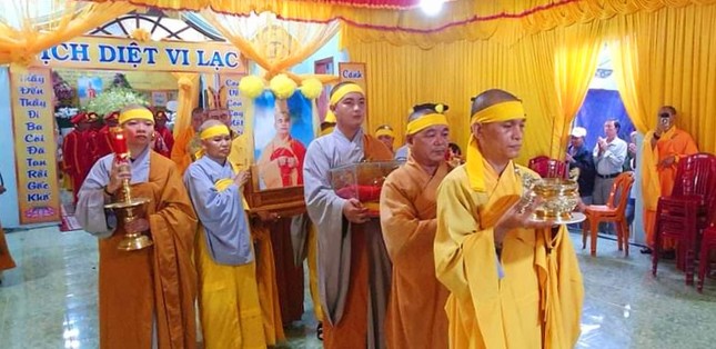 Cung thỉnh lư hương, y bát, di ảnh Trưởng lão Hòa thượng Thích Giác Minh