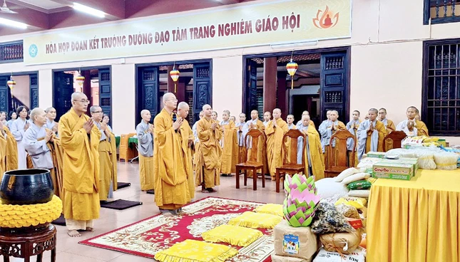 Đoàn cúng dường tại trường hạ chùa Quang Minh