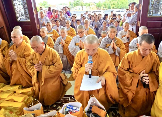 Đại đức Thích Quảng Trí, Ủy viên Thường trực Ban Trị sự tỉnh, Phó ban Trị sự GHPGVN H.Bù Đăng làm trưởng đoàn dâng lời tác bạch cúng dường tại trường hạ Tăng chùa Tỉnh Hội