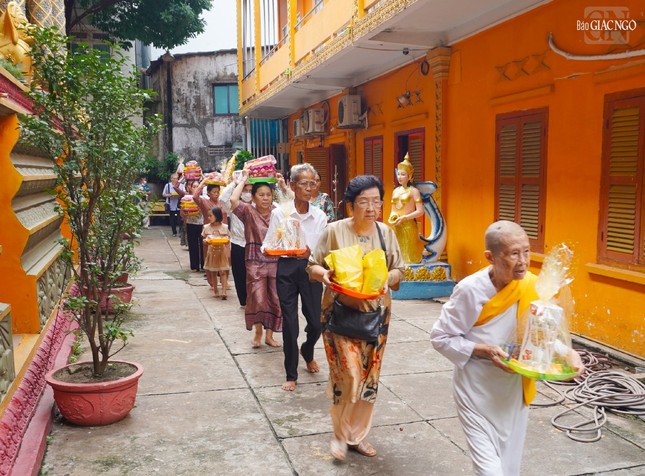 Tu nữ và Phật tử nhiễu Phật