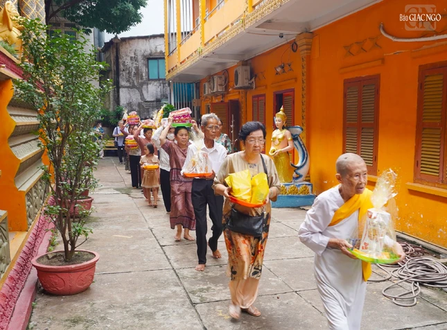 Tu nữ và Phật tử nhiễu Phật