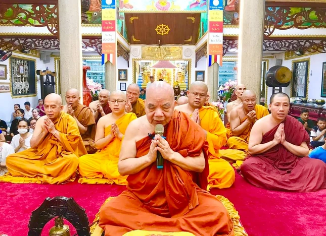 Hòa thượng Thích Thiện Tâm, cùng chư Tăng tại chùa Phổ Minh trong khóa lễ