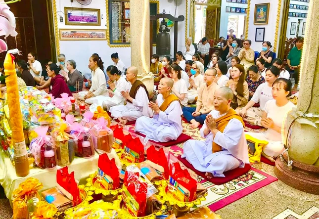 Tu nữ và Phật tử trang nghiêm tác bạch dâng y - Ảnh: Chùa Phổ Minh