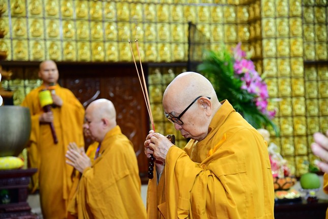 Niêm hương bạch Phật