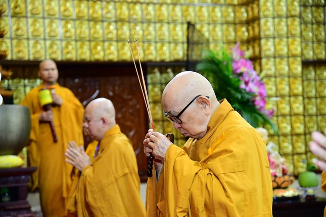 Niêm hương bạch Phật