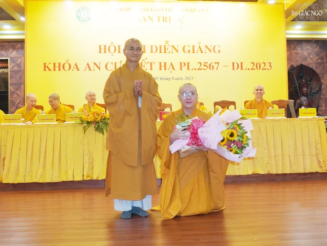 Thượng tọa Thích Thiện Quý trao phần thưởng giải nhất đến Đại đức Thích Thị Nghĩa (trường hạ chùa Hưng Phước)