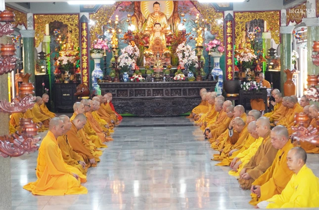 Chư hành giả lắng nghe giới Chư hành giả lắng nghe giới