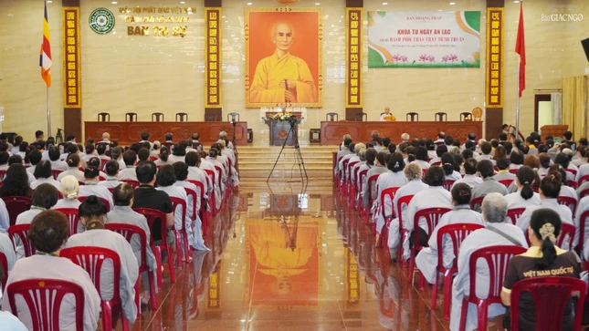 Khóa tu Ngày an lạc được Ban Hoằng pháp TP.HCM tổ chức mỗi tháng một lần tại Việt Nam Quốc Tự