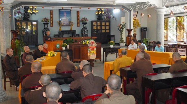 Thượng tọa Thích Giác Trí phát biểu cảm ơn đoàn Ủy ban MTTQVN TP.HCM đến thăm trường hạ trong mùa an cư