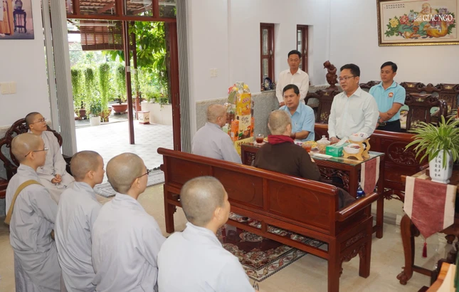 Ông Phạm Minh Tuấn phát biểu thăm hỏi đến chư Ni tại chùa Phổ Minh