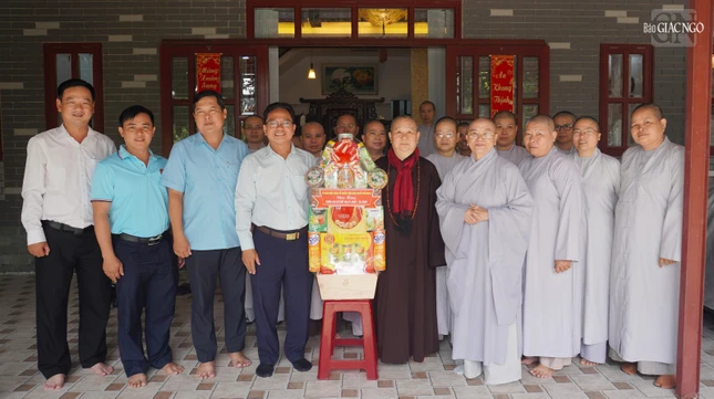 Đoàn đến thăm và tặng quà đến chư Ni an cư tại chùa Phổ Minh