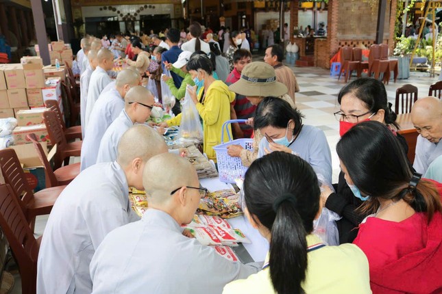 Phiên chợ diễn ra từ 8 đến 11 giờ ngày 13-4-2023