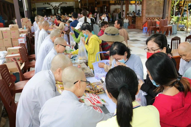 Phiên chợ diễn ra từ 8 đến 11 giờ ngày 13-4-2023