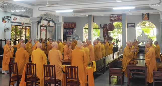 Quan cảnh chư Tăng trong kỳ sinh hoạt Phật sự tại chùa Huỳnh Kim