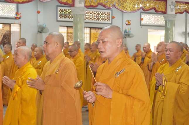 Trong ba tháng an cư, hành giả dành hết thời gian công phu tụng kinh, bái sám, kinh hành niệm Phật, thiền quán...