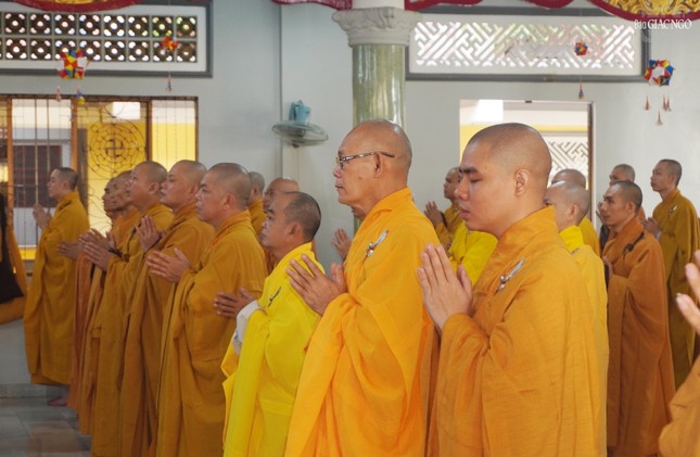 Trong mùa an cư, chư Tăng về chùa Huỳnh Kim sinh hoạt Phật sự và Bố-tát ngày mùng 2 và 16 Âm lịch