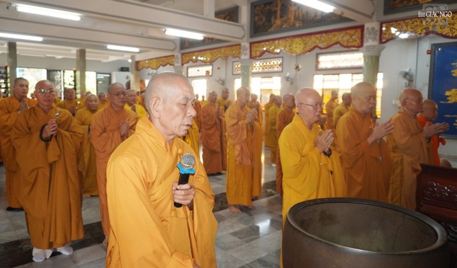 Thượng tọa Thích Giác Trí, Hóa chủ trường hạ chùa Huỳnh Kim cùng chư tôn đức trong khóa lễ Bố-tát tại chánh điện