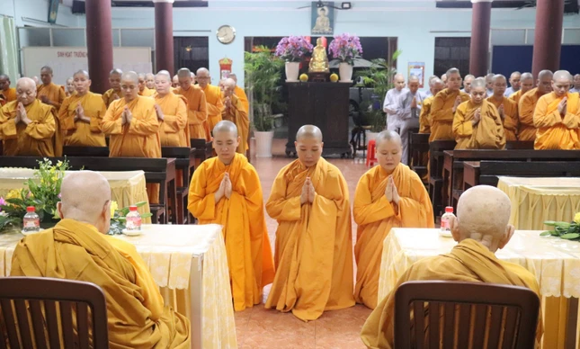 Đại diện chư hành giả đảnh lễ tri ân và dâng lời phát nguyện