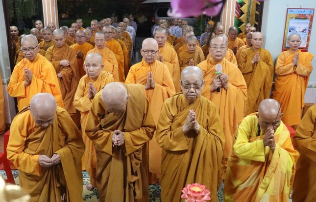 Chư Ni trưởng dâng hương, lễ Phật Chư Ni trưởng dâng hương, lễ Phật